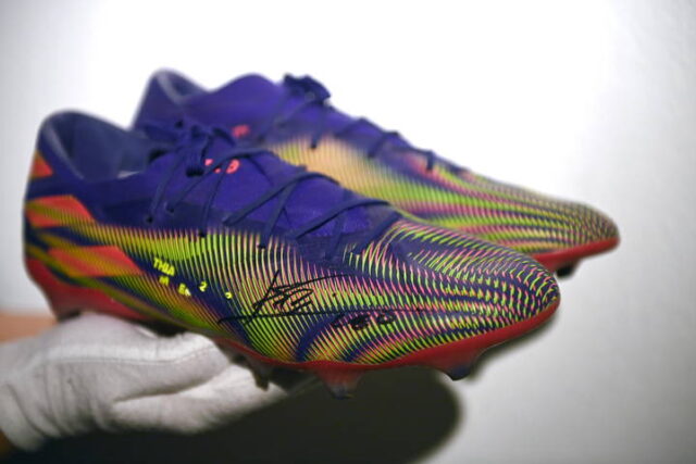 El Sumario - Botas con las que Messi superó a Pelé se subastaron por 143.580 euros Botas con las que Messi superó a Pelé se subastaron por 143.580 euros