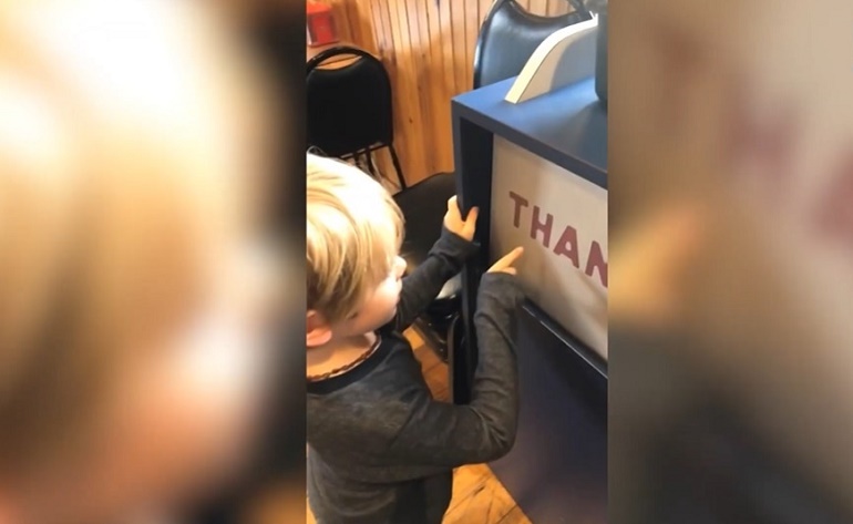 El Sumario - Este niño deletrea "gracias" y lo pronuncia como “papelera"