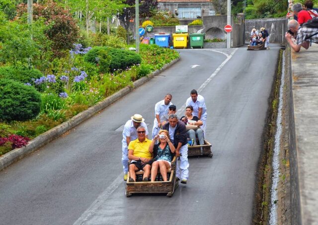 El Sumario -Te atreverías Mira cómo turistas bajan por las empinadas calles de Madeira