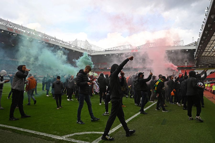 El duelo United-Liverpool fue suspendido por la invasión de 200 aficionados
