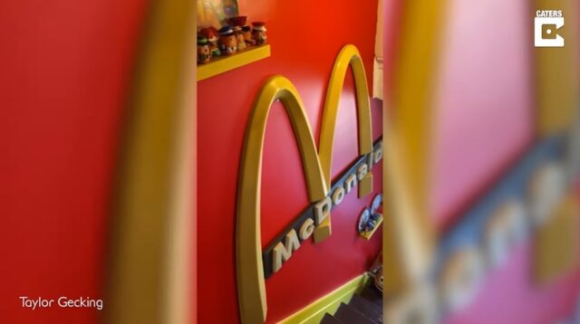 El Sumario - Fan de McDonald's transforma su casa en un santuario de comida rápida