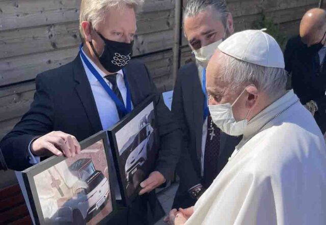 El Sumario - Fisker entregará en 2022 un papamóvil eléctrico al Papa Francisco