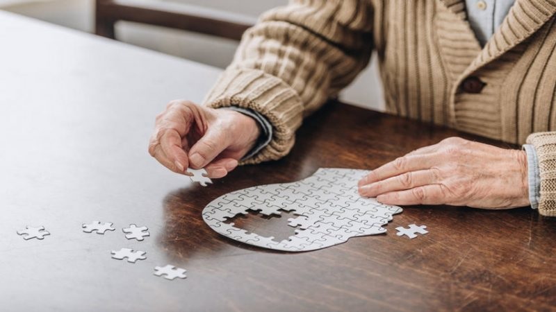 FDA aprueba el primer tratamiento contra el alzheimer