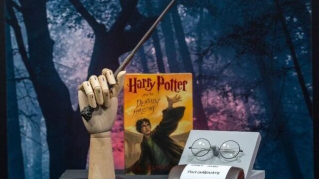 El Sumario - Subastarán una varita y los anteojos de las películas de Harry Potter
