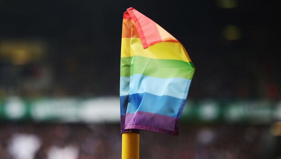 El Sumario - El FC Barcelona apoya a la comunidad LGTBI con el arcoíris
