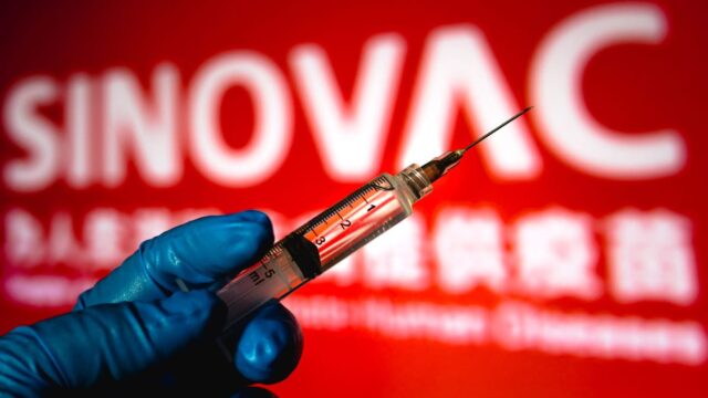 El Sumario - La OMS aprueba el uso de la vacuna china de Sinovac