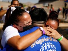 amilias migrantes se abrazan en la frontera con EE.UU. tras décadas sin verse