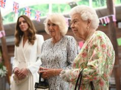 La reina Isabel II se vuelve viral tras cortar de forma peculiar una torta