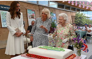 La reina Isabel II se vuelve viral tras cortar de forma peculiar una torta