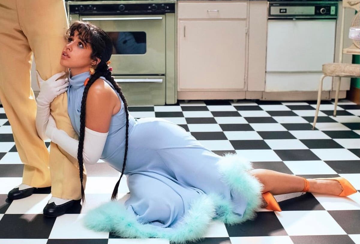 Camila Cabello estrenó el tema tropical “Don’t Go Yet”