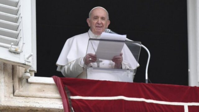 El Papa reza y pide una sociedad más 