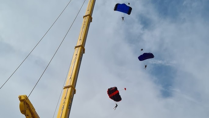 El Sumario - Mira cómo estos hombres saltan desde una grúa para aterrizar en la playa