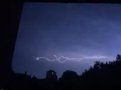 El Sumario - Una enorme tormenta eléctrica iluminó el cielo nocturno de Bournemouth en Reino Unido