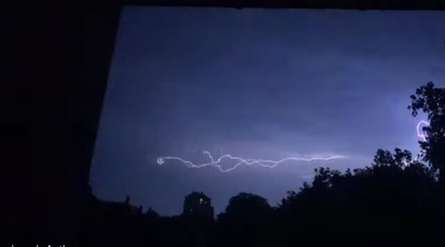 El Sumario - Una enorme tormenta eléctrica iluminó el cielo nocturno de Bournemouth en Reino Unido