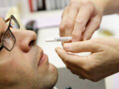 Vacuna de AstraZeneca podría administrarse por la nariz para reducir contagios