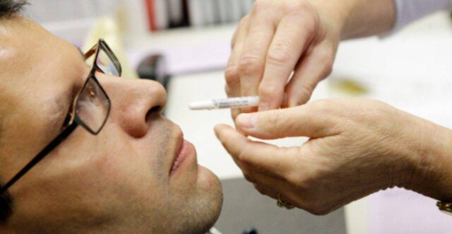 Vacuna de AstraZeneca podría administrarse por la nariz para reducir contagios
