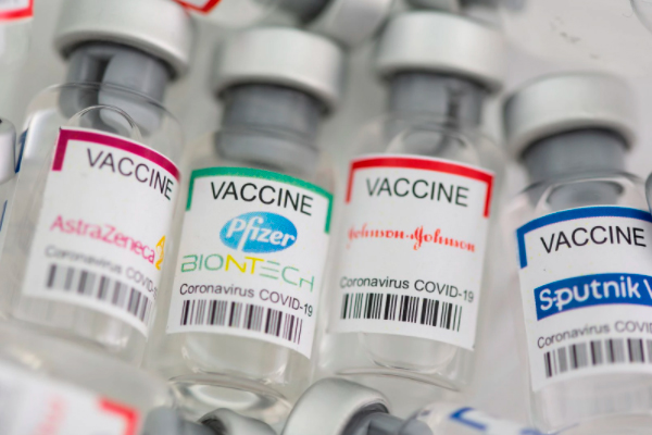 El Sumario - Investigadores sostienen que efectividad de la vacuna Pfizer disminuye más rápido que la AstraZeneca El Sumario - Investigadores sostienen que efectividad de la vacuna Pfizer disminuye más rápido que la AstraZeneca