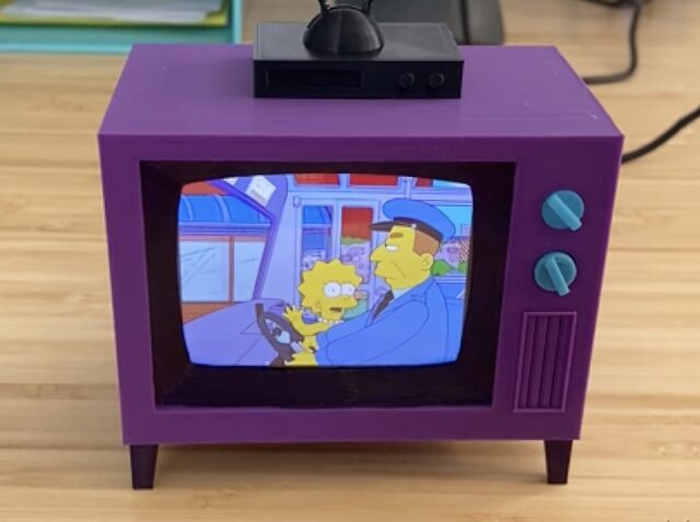 El Sumario - Replican un televisor de “Los Simpson” que reproduce episodios de la serie