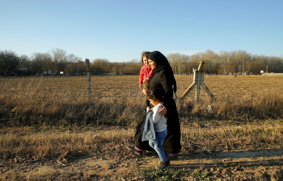 El Sumario - ACNUR ve con alivio que países europeos interrumpan la deportación de afganos