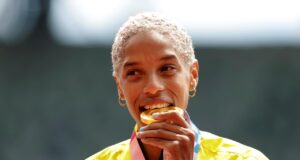 El Sumario - Sabes por qué los atletas muerden sus medallas olímpicas - Yulimar Rojas