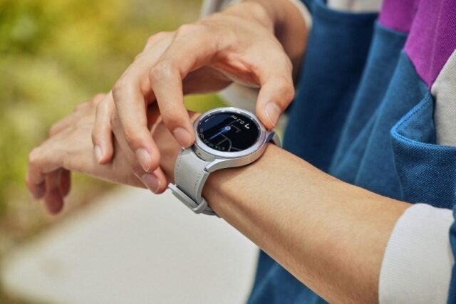 El Sumario - Samsung lanzó una app que permite usar como “walkie talkie” sus Galaxy Watch 4
