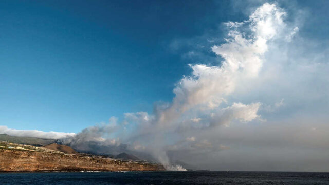 El Sumario - Lava en La Palma gana terreno al mar y autoridades prevén deterioro del aire