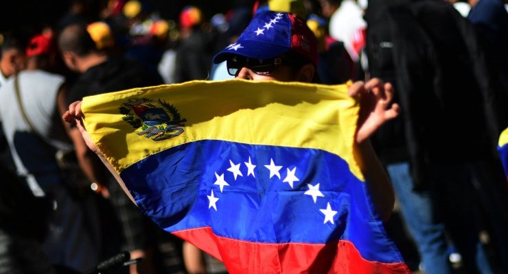 El Sumario - Venezuela coordina la repatriación de venezolanos de Chile tras actos xenófobos