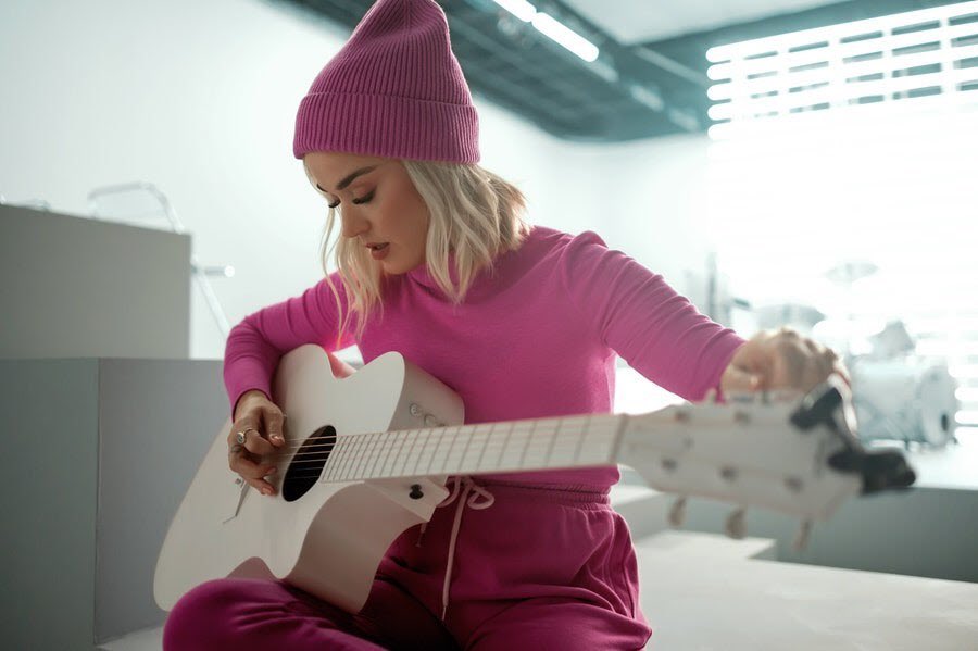 El Sumario - Katy Perry cautiva con la versión “All You Need Is Love” de The Beatles