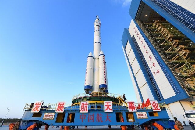 El Sumario - China lanzó con éxito la nave Shenzhou-13 a su estación espacial