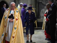 El Sumario - Isabel II usa un bastón por primera vez en un acto público