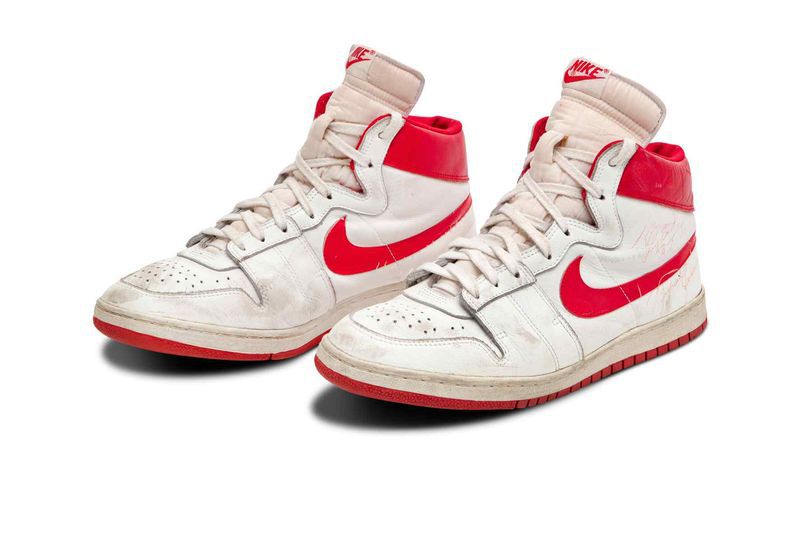 El Sumario - Subastan por 1.5 millones de dólares calzados que Michael Jordan usó en 1984