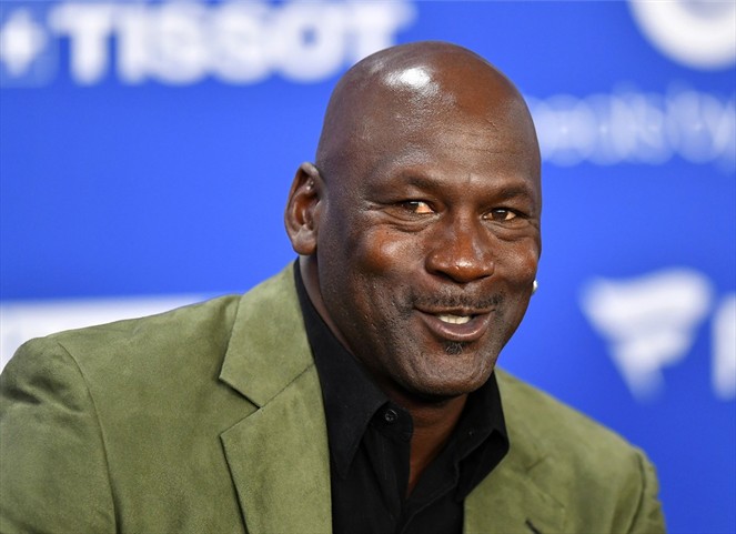 El Sumario - Subastan por 1.5 millones de dólares calzado que Michael Jordan usó en 1984