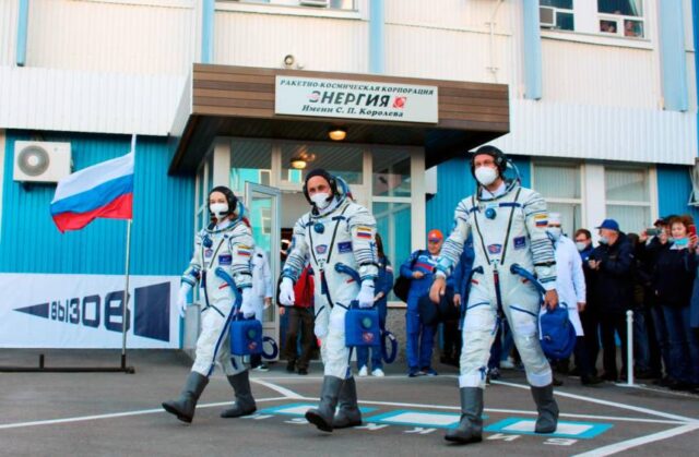 El Sumario - Actriz y director de Rusia despegaron a la EEI  a bordo de la Soyuz MS-19