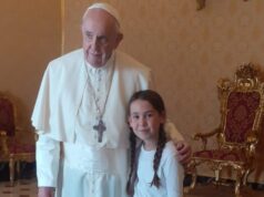 El Sumario - El Papa recibió en el Vaticano a una niña que ve clases online rodeada de cabras