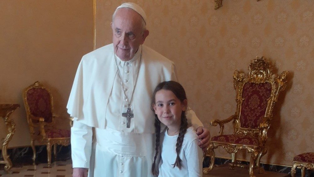 El Sumario - El Papa recibió en el Vaticano a una niña que ve clases online rodeada de cabras