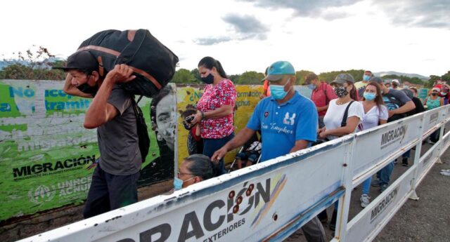 El Sumario - Venezuela reabre el paso peatonal en la frontera con Colombia