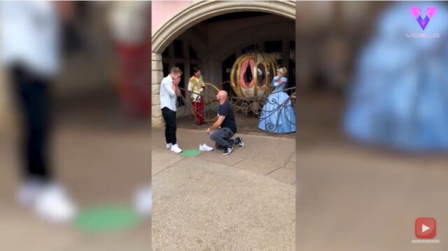 El Sumario - Mira cómo un hombre recibió una propuesta de matrimonio Disneyland París