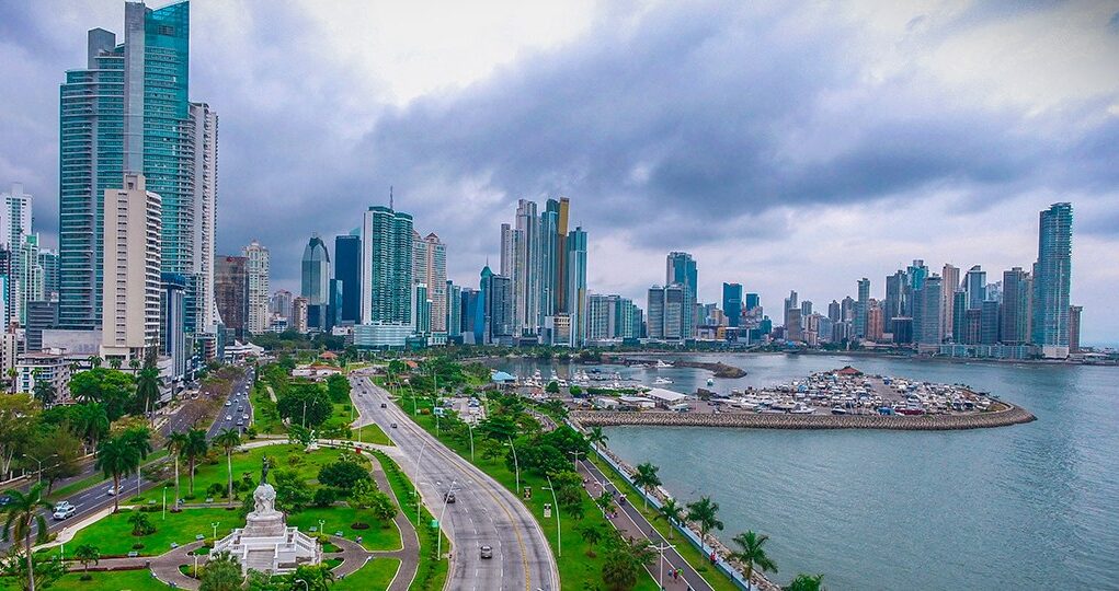 Panamá es una nación ubicada en el istmo que une a América Central y América del Sur. Destaca debido a su impulso en la economía y el turismo. Es punto de cruce de muy variadas rutas internacionales y además de ello se trata de un pujante referente de cultura autóctona así como intercultural
