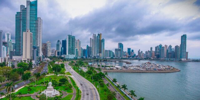 Panamá es una nación ubicada en el istmo que une a América Central y América del Sur. Destaca debido a su impulso en la economía y el turismo. Es punto de cruce de muy variadas rutas internacionales y además de ello se trata de un pujante referente de cultura autóctona así como intercultural