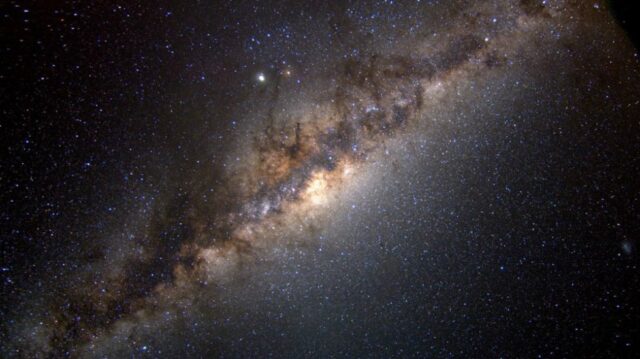El Sumario - Astrónomos detectan señales de radio insólitas desde la Vía Láctea