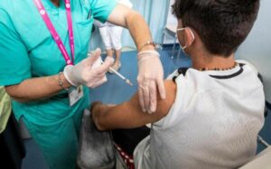 El Sumario - Expertos recomiendan inmunizar a menores desde los 6 años con dosis chinas