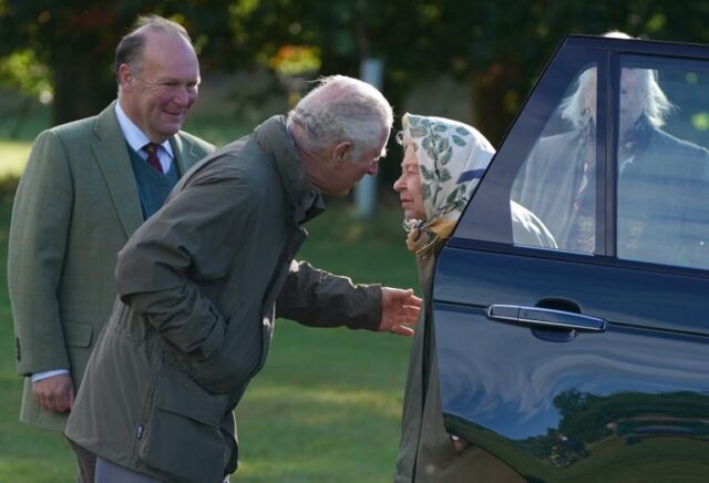 Estado de salud de Isabel II tranquiliza tras ser fotografiada conduciendo un Jaguar