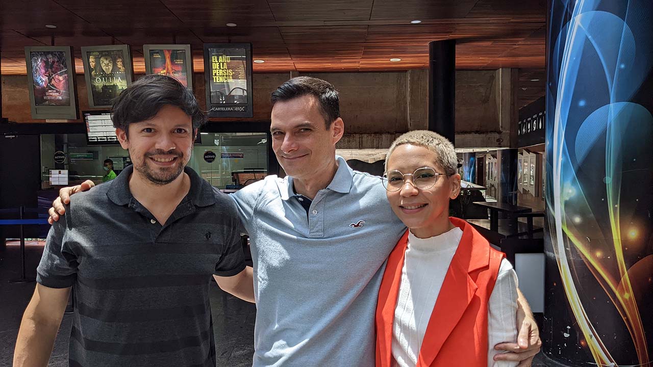 Malena Ferrer y Sergio Monsalve con Edgar Rocca