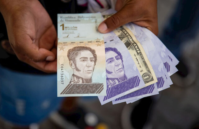 Bolívares y dólares