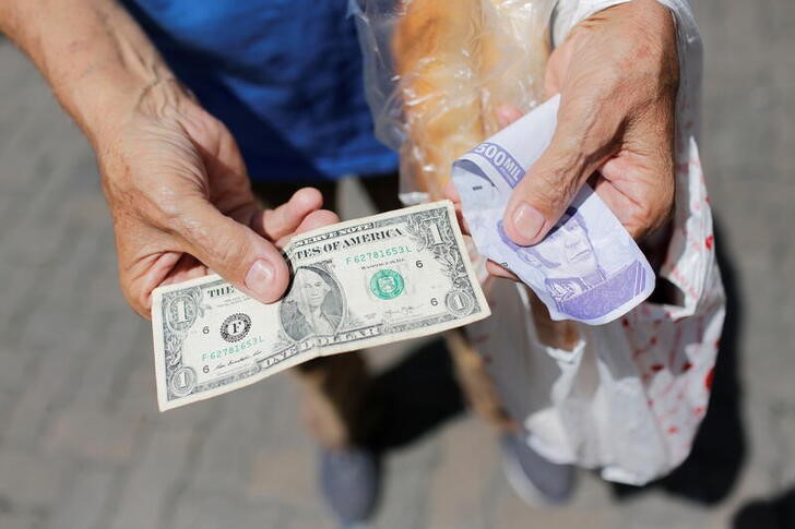 dólar y bolívar