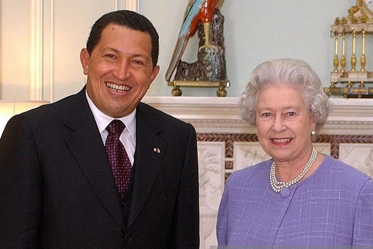 Archivo-Chavez-junto-a-la-tambien-fallecida-reina-Isabel-II-de-Inglaterra-AP