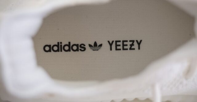 El Sumario - Accionistas de Adidas critican a la dirección por caso West Adidas Yeezy - Kanye West