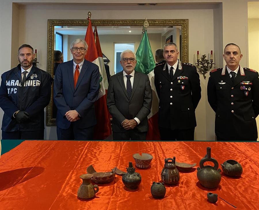 Italia - Piezas arqueológicas de Perú