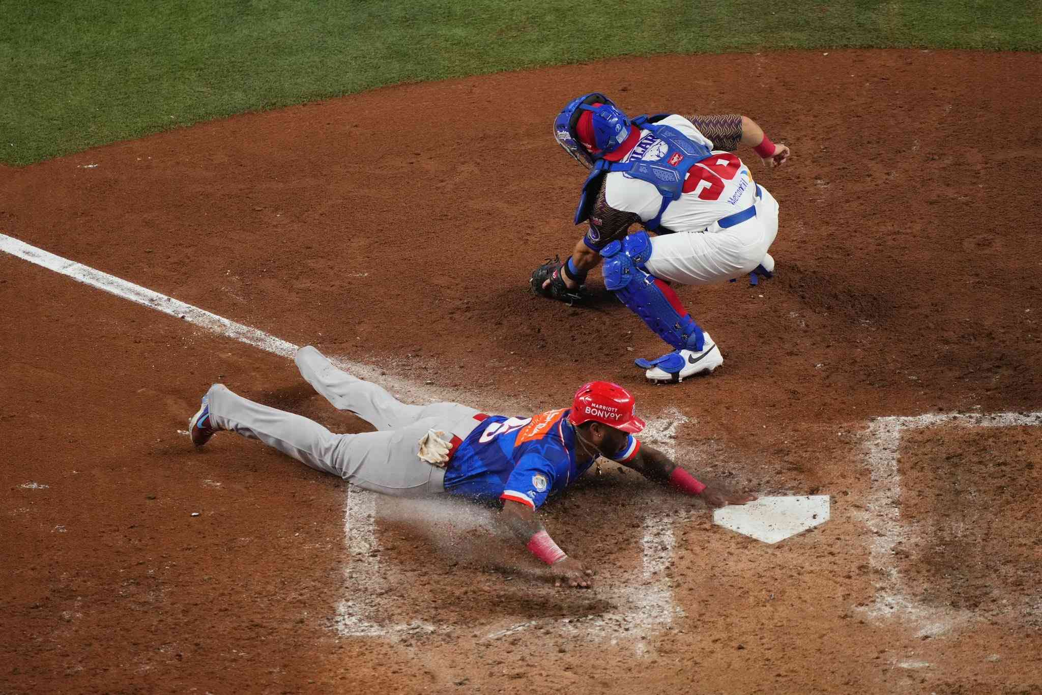 Criollos Vs Tiburones
