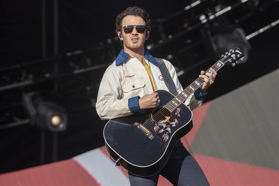 Kevin de los Jonas Brothers